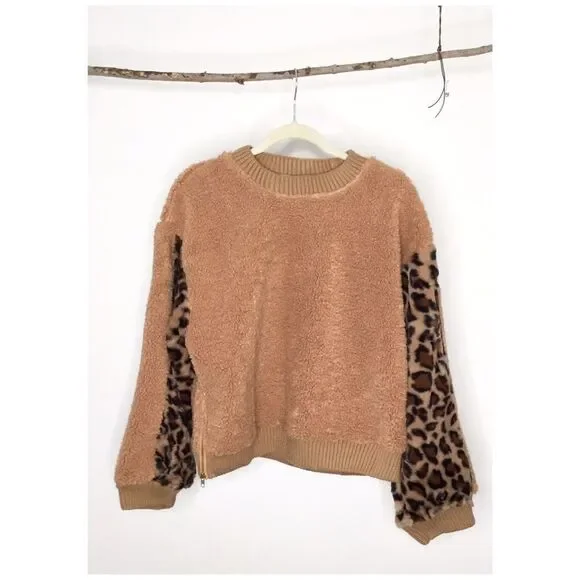𝅺sherpa Top with Leopard Print - Picture 6 of 9